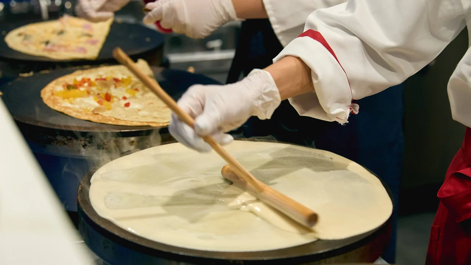 クレープを焼くPANAMEの職人